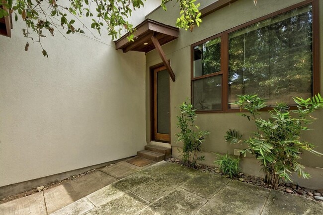 Building Photo - 2111 Melridge Pl