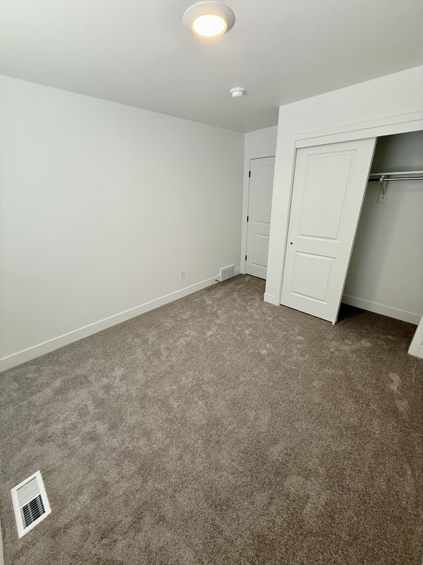 Building Photo - 564 1860 N