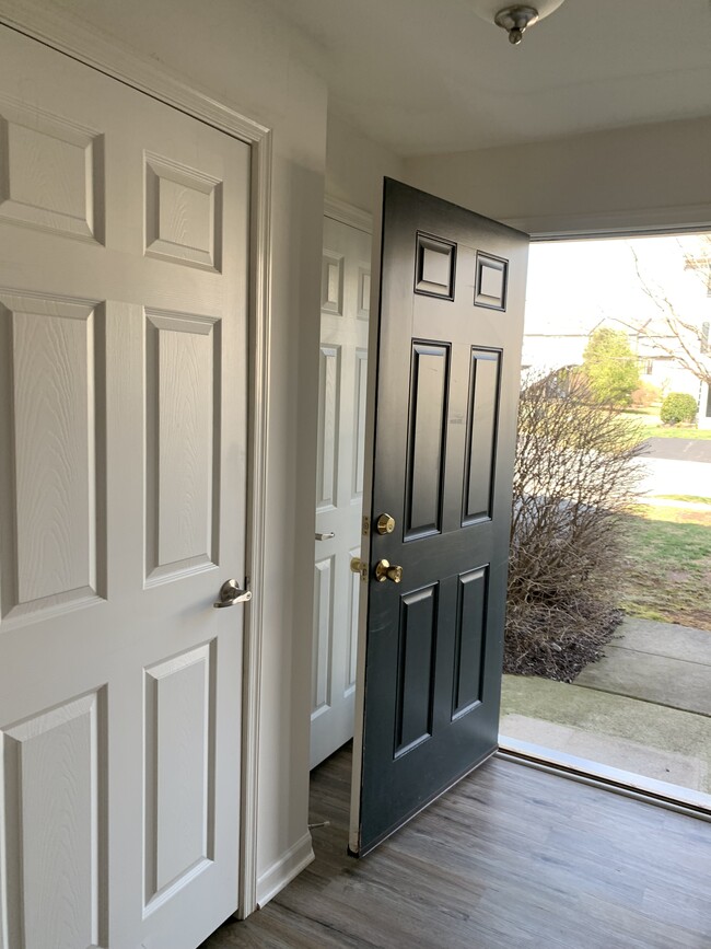 Building Photo - 1082 Sparrow Way