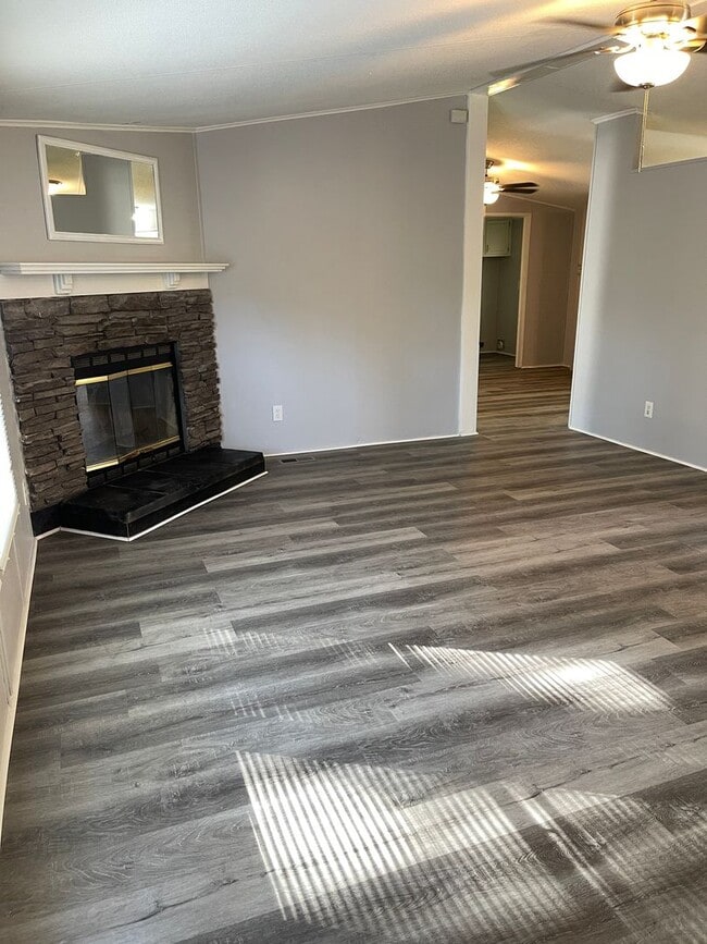 Building Photo - Renovated Home