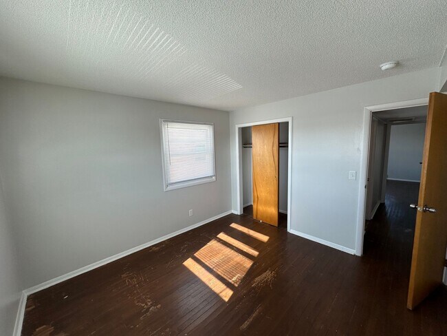 Building Photo - 2 bed 1 Bath Apartment Home located in Speedway! Wayne Township