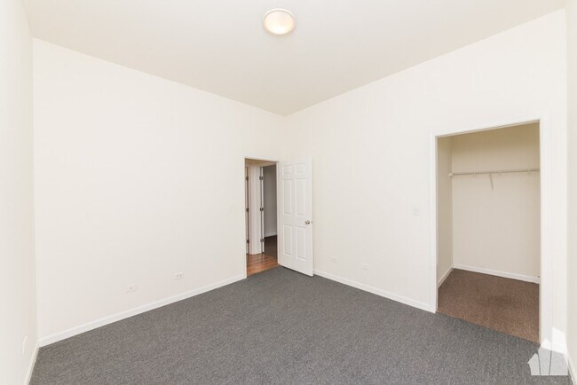Building Photo - 2835 W Medill Ave