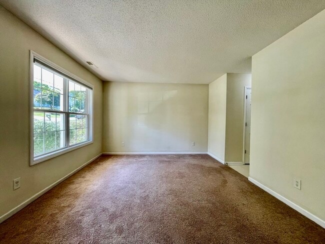 Building Photo - 806 Northwood Hills Ave