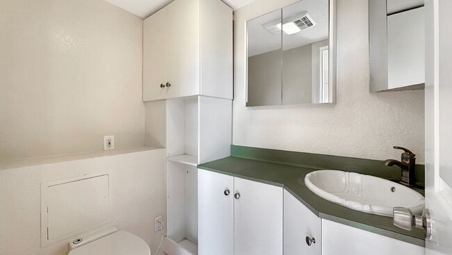 Building Photo - Spacious, Bright & Private Home with Huge Backyard on one of the quietest streets of Redwood Heights