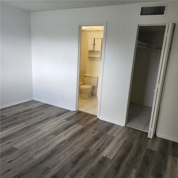 Building Photo - 8060 Colony Cir N