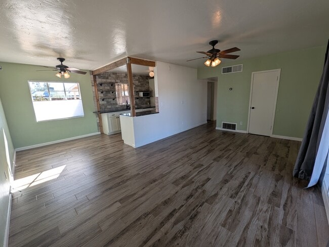 Building Photo - 5034 E 17th St