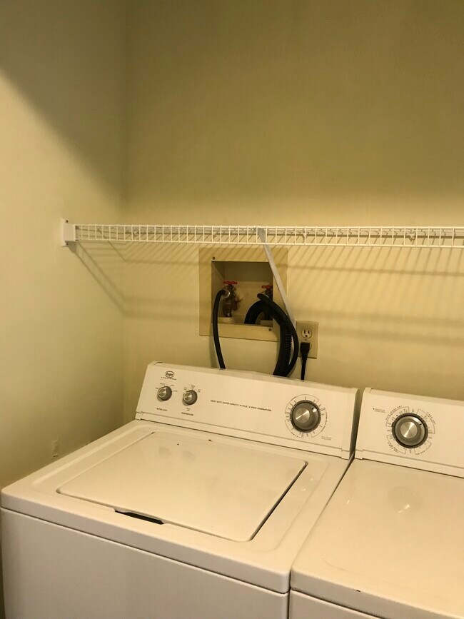 Building Photo - 1111 Cambridge Ct