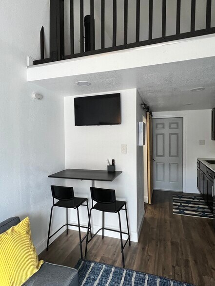 Breakfast table - 3027 W Cordelia St