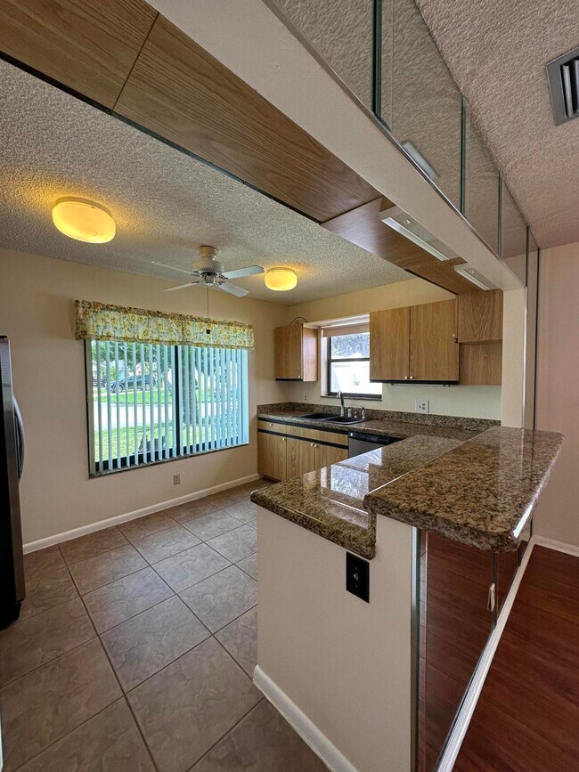 Building Photo - 80 Tara Lakes Dr W