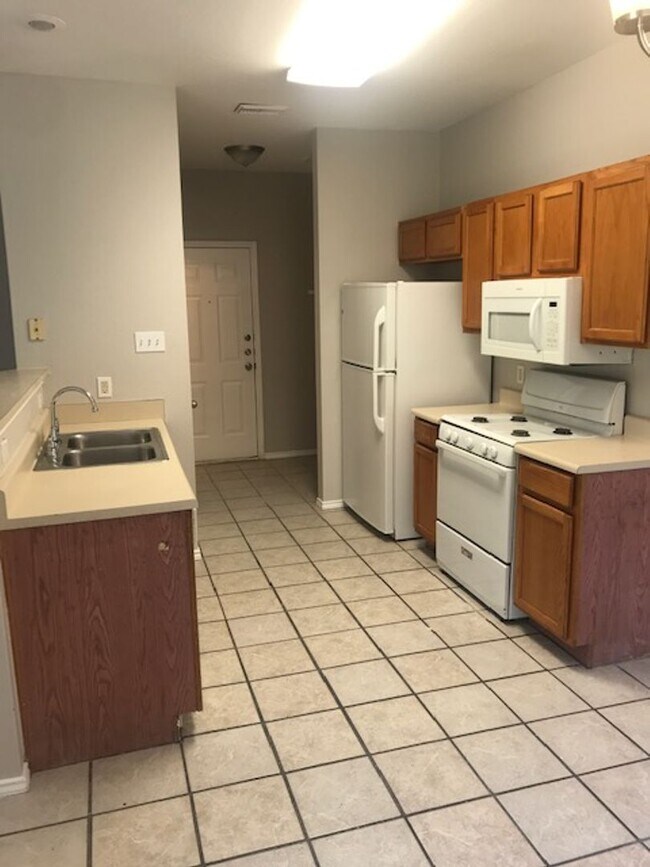 Building Photo - Wonderful 3 bedroom 2 bath Duplex