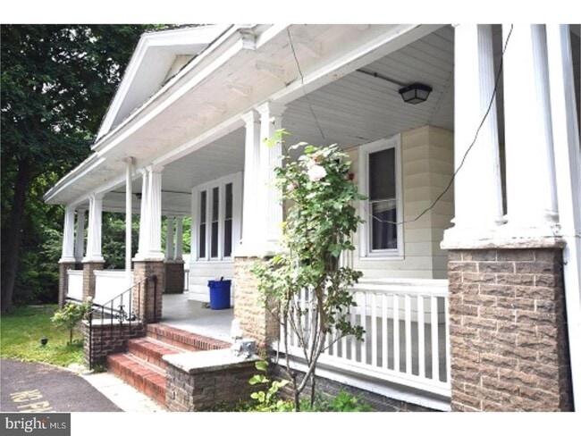 Building Photo - 511 Evesham Ave W
