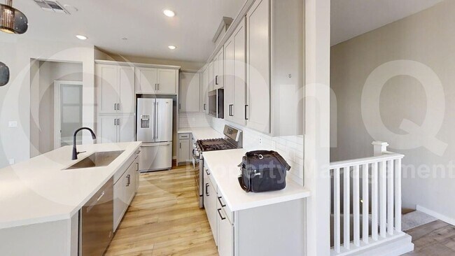 Building Photo - 746 E Doral Ave