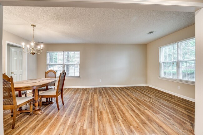 Building Photo - Beautiful, well maintained home in the hea...