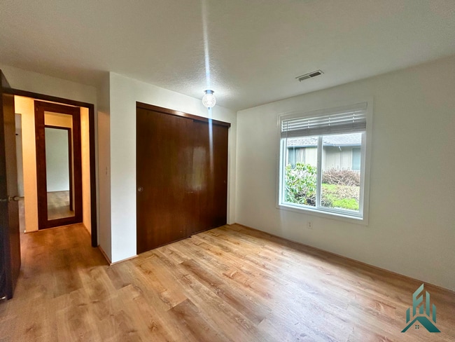 Building Photo - 2 Bed / 2 Full Bath Single-Level Townhome in Timberhill