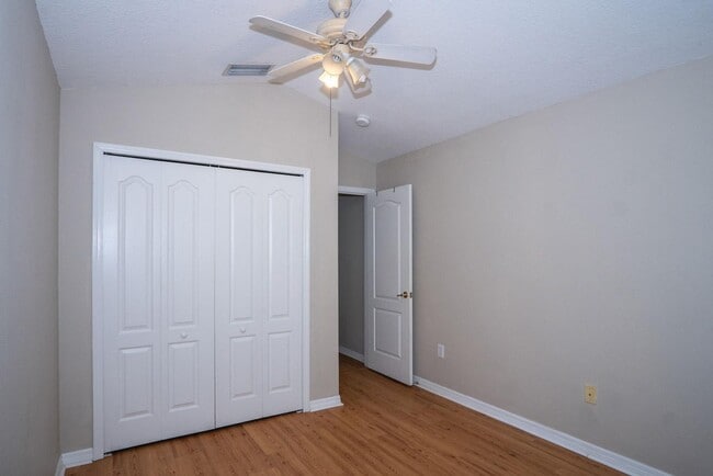 Building Photo - 10815 Lakeside Vista Dr