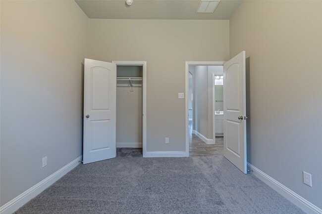 Building Photo - 422 Oleander Dr