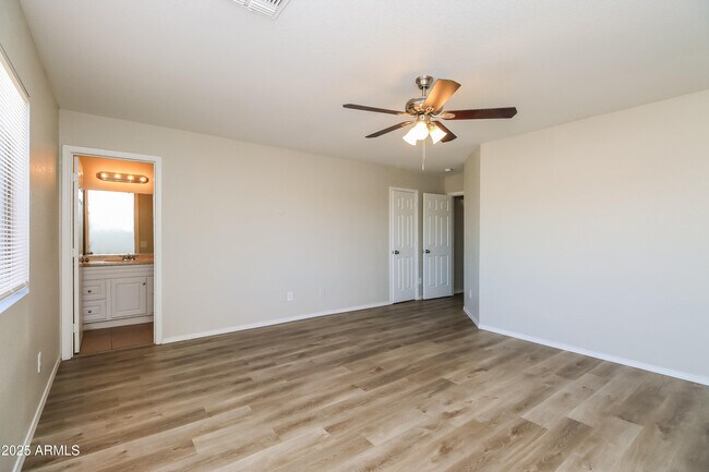 Building Photo - 1142 E Silversmith Trail