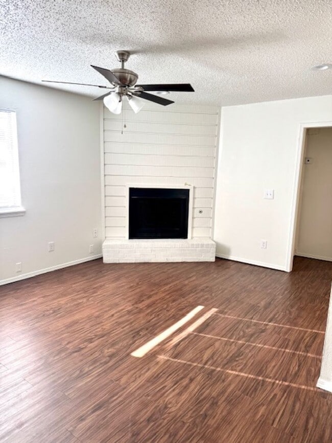 Building Photo - Beautiful updated interior 2 bedroom duple...