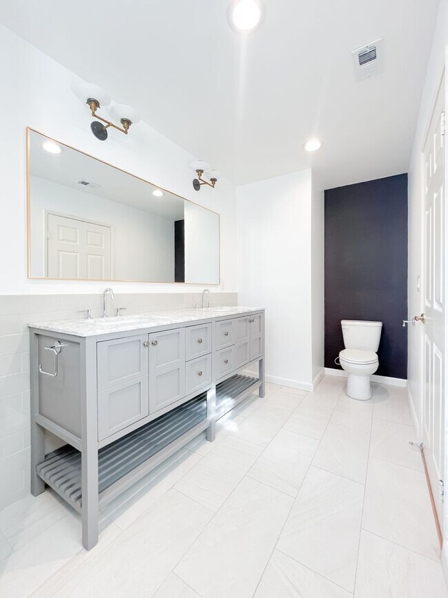 Building Photo - Breathtaking 2-Bedroom Townhome with 2-Car...