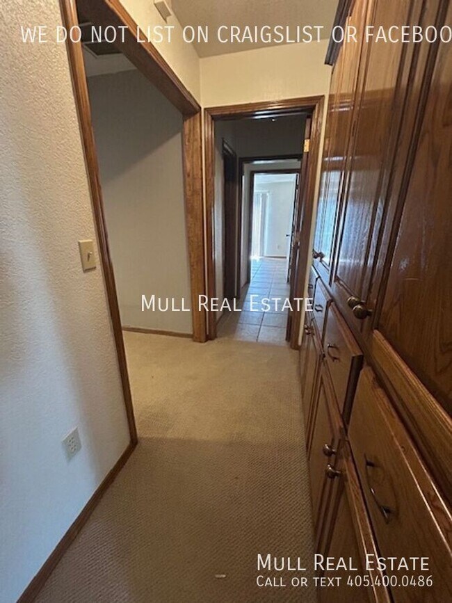 Building Photo - 2824 Silvertree Dr