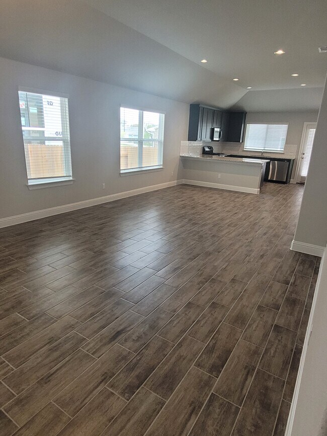 Building Photo - 105 Riverhill Dr