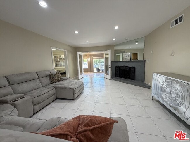 Building Photo - 10609 Reseda Blvd