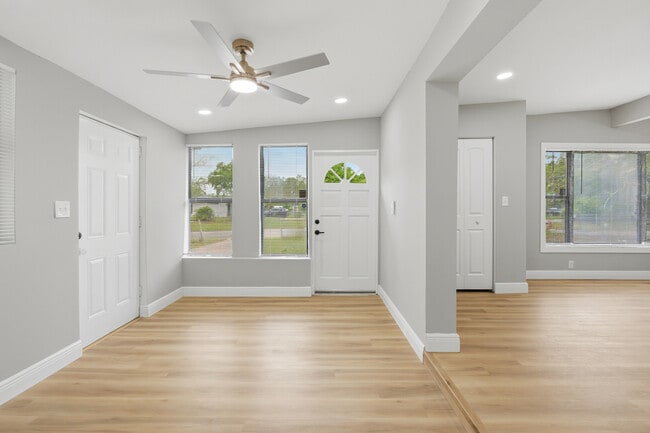 Building Photo - 937 La Marche Dr