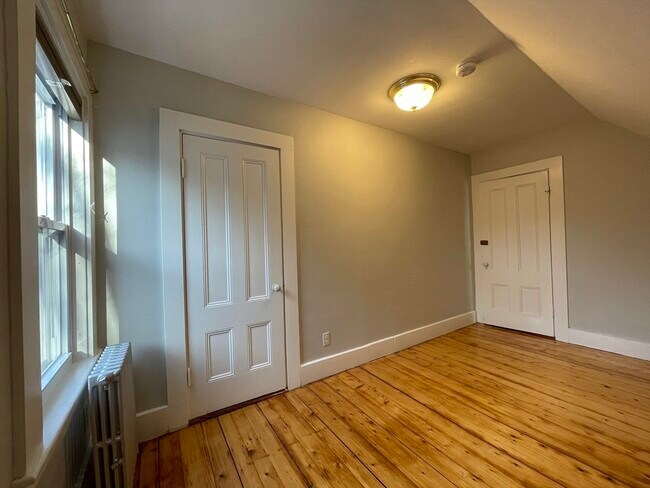 Building Photo - 11 Maple Cir