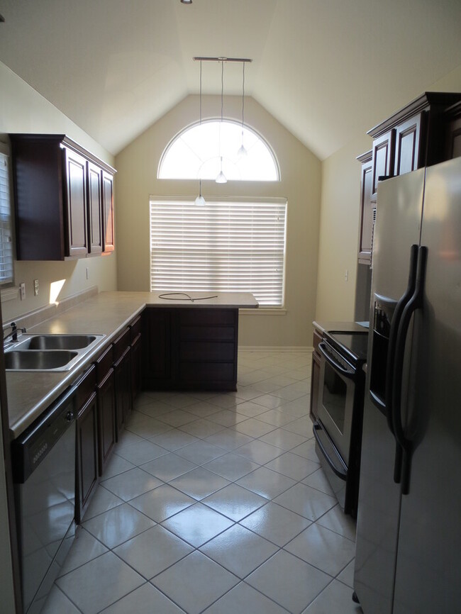 Building Photo - Marvelous Home