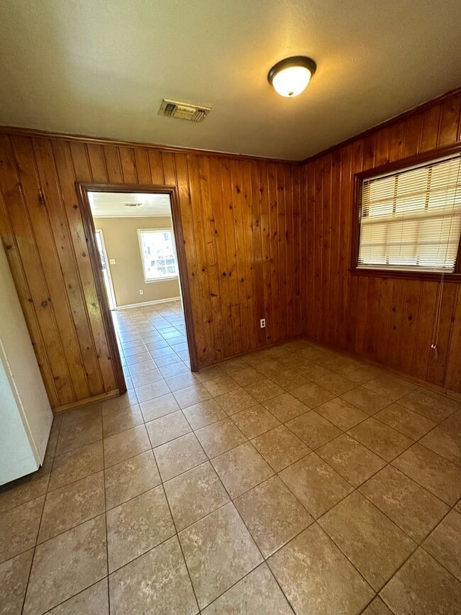 Building Photo - 3/1 move in ready! First Month's Rent FREE!