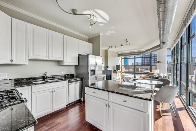 Building Photo - 1200 W Monroe St