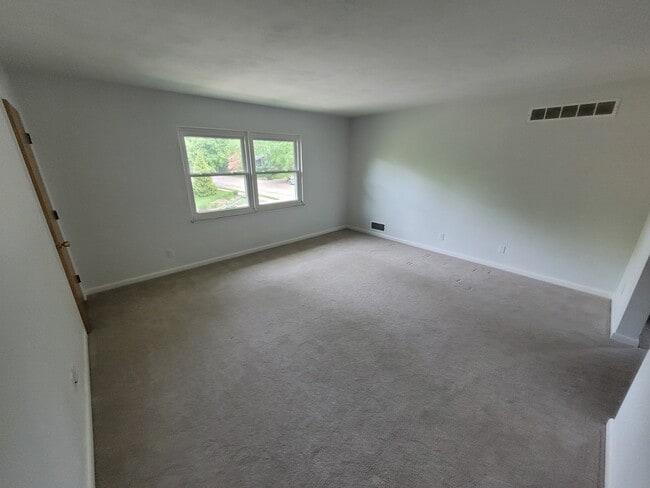 Building Photo - 25 E Schantz Ave