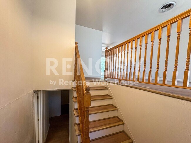Building Photo - 5 Bed 2 Bath | Denver Home
