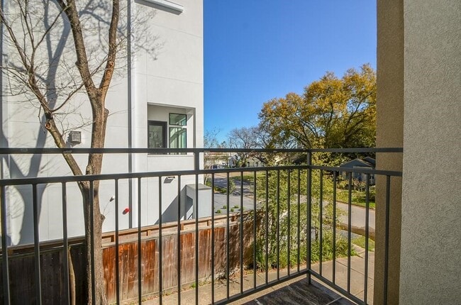 Building Photo - 2220 Portsmouth St