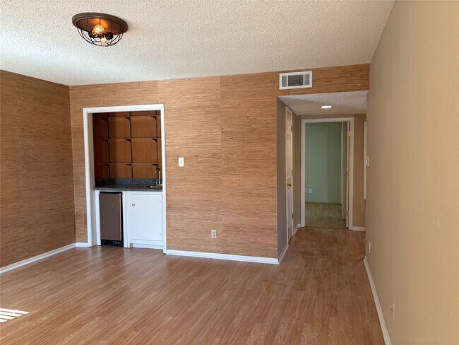 Building Photo - 18210 Bal Harbour Dr