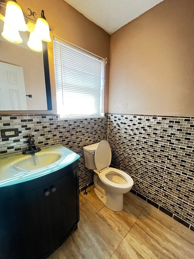 Building Photo - 4807 NW Cheyenne Ave