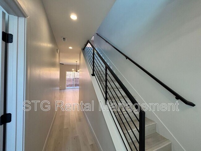Building Photo - 840 Twin Lakes Dr