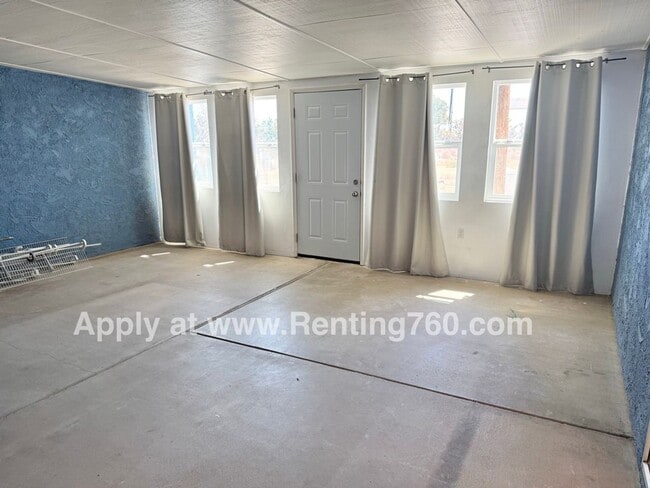 Building Photo - Huge Home with Solar Panels & Tons of Space!
