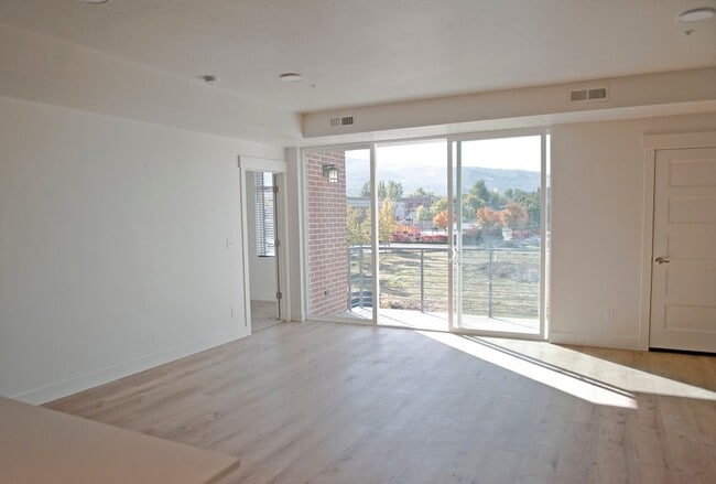 Building Photo - 105 W 100 S