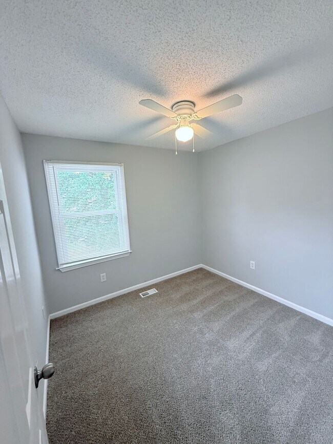 Building Photo - Modern Comfort Meets Convenience – Renovat...