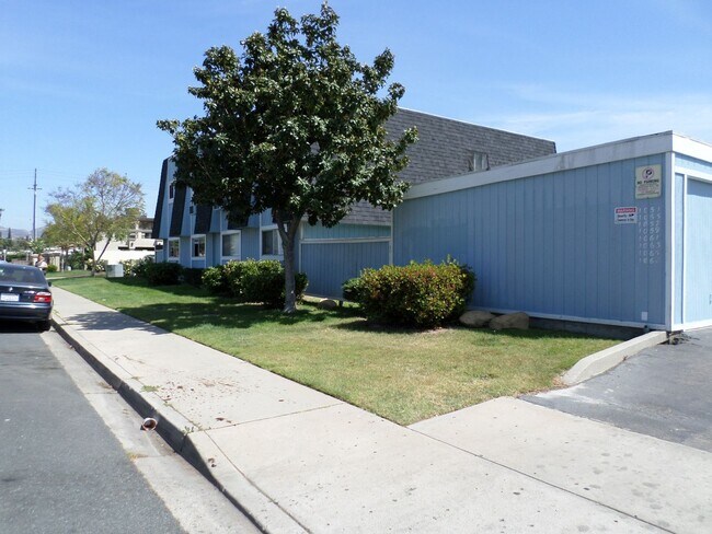Building Photo - Very nice 2 bedroom 1.5 bath 1st floor condo