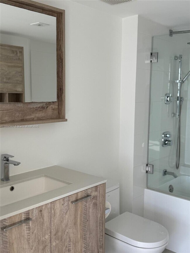 Building Photo - 1155 Brickell Bay Dr