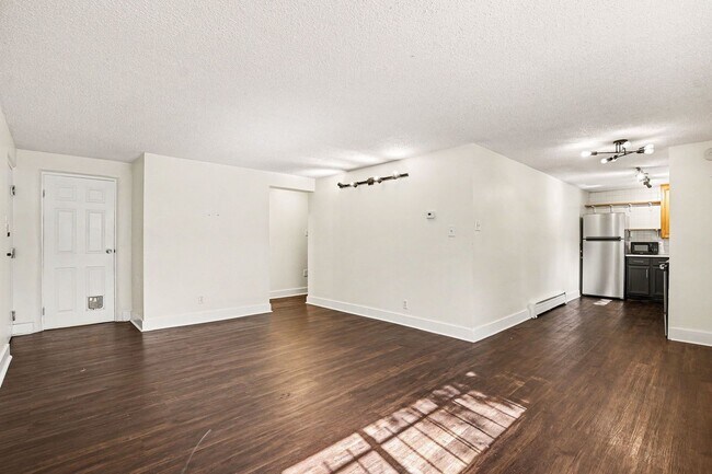 Building Photo - Charming 2-Bedroom Condo in a Prime Location - Cheesman Park!