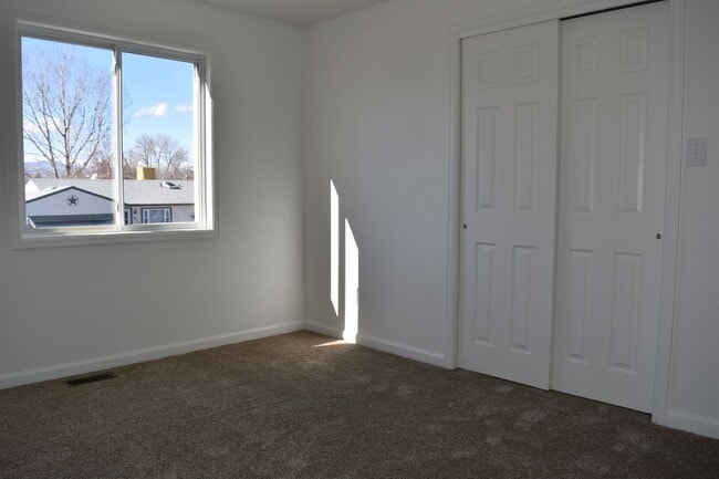 Building Photo - 2412 Sunset Dr