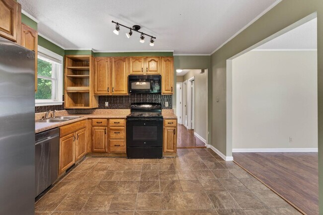 Building Photo - 3 Bedroom Pet Friendly Home For Rent Near Heritage Park!