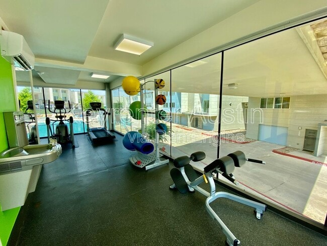 Building Photo - 604 N Bluff Dr