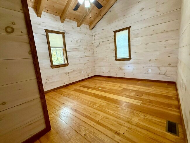 Building Photo - 3116 Alenes Dr