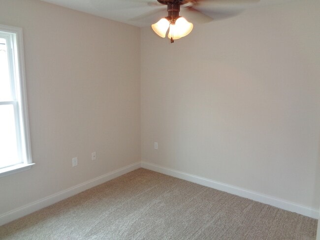 Building Photo - Spacious 4BR Home with Open Split Floor Plan, Granite Kitchen & Fenced Yard