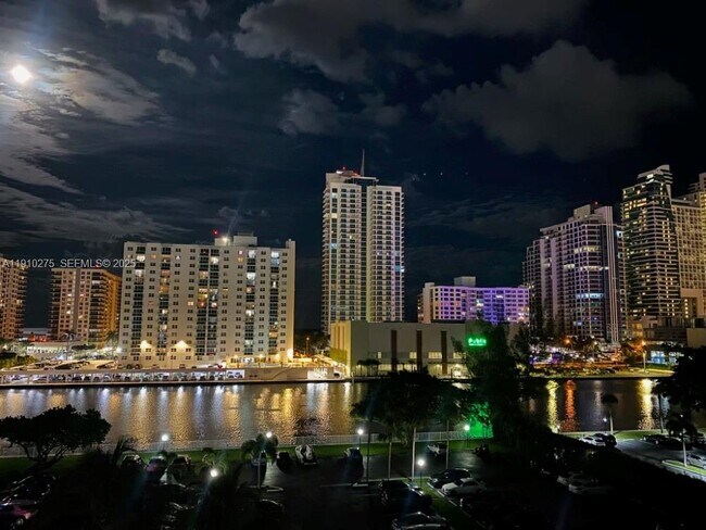 Building Photo - 800 Parkview Dr