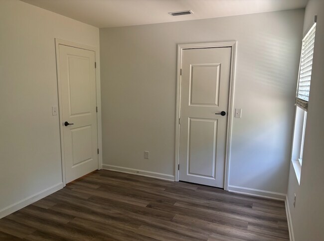 Building Photo - Pristine, Move In ready home in the Berryh...